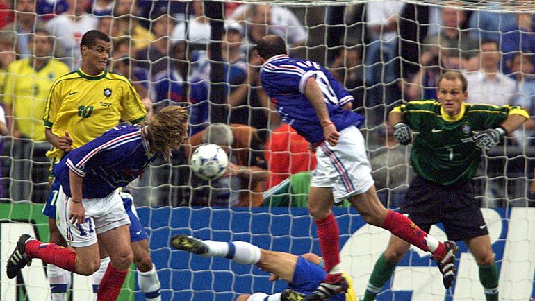 12 июля 1998 года. Сен-Дени. Бразилия – Франция – 0:3. 45+1-я минута. Зинедин ЗИДАН (в центре) забивает второй гол. Фото REUTERS 12 июля 1998 года. Сен-Дени. Бразилия – Франция – 0:3. 45+1-я минута. Зинедин ЗИДАН (в центре) забивает второй гол. Фото REUTERS