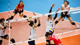 Среда. Сувон. Россия - Корея - 0:3. Ким СУ ЧЖИ (№11) и Ли ХЬЕ ХЕ (вторая слева) останавливают атаку Ирины ВОРОНКОВОЙ.