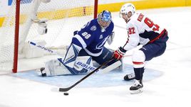 Среда. Тампа. "Тампа-Бэй" – "Вашингтон" – 0:4. Нападающий "Кэпиталз" Евгений КУЗНЕЦОВ (№ 92) атакует ворота Андрея ВАСИЛЕВСКОГО.