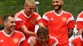 Четверг. Нойштифт. Игорь СМОЛЬНИКОВ (слева в верхнем ряду) "душит" своего конкурента Мариу ФЕРНАНДЕСА.