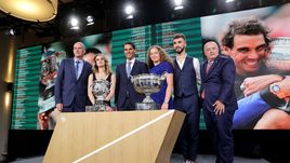 Четверг. Париж. Директор Roland Garros Ги ФОРЖЕ, Габриэла ПАПАДАКИС, Рафаэль НАДАЛЬ, Елена ОСТАПЕНКО и Гийом СИЗЕРОН (слева направо) на жеребьевке турнира.