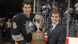 Октябрь 2006 года. Вашингтон. Александр ОВЕЧКИН и Джордж МАКФИ с призом лучшему новичку НХЛ.