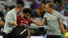 Нападающий "Ливерпуля" Мохамед САЛАХ покидает поле из-за травмы.