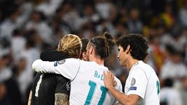 Суббота. Киев. "Реал" - "Ливерпуль" - 3:1. Гарет БЭЙЛ утешает Лориса КАРИУСА.