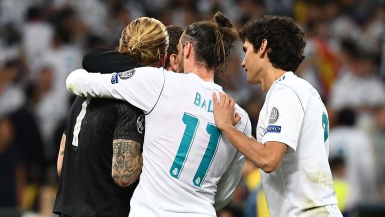 Гарет БЭЙЛ утешает Лориса КАРИУСА. Фото AFP Гарет БЭЙЛ утешает Лориса КАРИУСА. Фото AFP