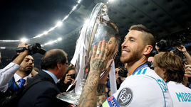 Суббота. Киев. "Реал" - "Ливерпуль" - 3:1. СЕРХИО РАМОС с трофеем.