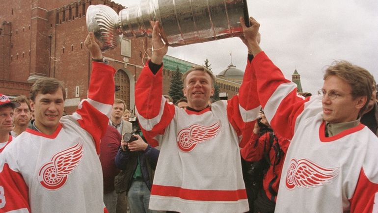 1999 год. Москва. Вячеслав КОЗЛОВ, Вячеслав ФЕТИСОВ и Игорь ЛАРИОНОВ с кубком Стэнли на Красной площади. Фото Григорий ФИЛИППОВ 1999 год. Москва. Вячеслав КОЗЛОВ, Вячеслав ФЕТИСОВ и Игорь ЛАРИОНОВ с кубком Стэнли на Красной площади. Фото Григорий ФИЛИППОВ