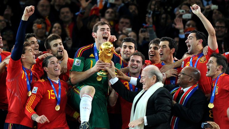 11 июля 2010 года. Йоханнесбург. Голландия - Испания - 0:1. Испанцы празднуют победу на чемпионате мира. Фото AFP 11 июля 2010 года. Йоханнесбург. Голландия - Испания - 0:1. Испанцы празднуют победу на чемпионате мира. Фото AFP