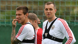 22 мая. Нойштифт. Федор СМОЛОВ (слева) и Артем ДЗЮБА на тренировке сборной России.