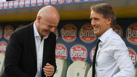 Понедельник. Санкт-Галлен. Италия - Саудовская Аравия - 2:1. Новый главный тренер сборной Италии Роберто МАНЧИНИ (справа) и президент ФИФА Джанни ИНФАНТИНО.