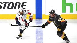 Понедельник. Лас-Вегас. "Вегас" - "Вашингтон" - 6:4. Александр ОВЕЧКИН (слева) и Нэйт ШМИДТ.