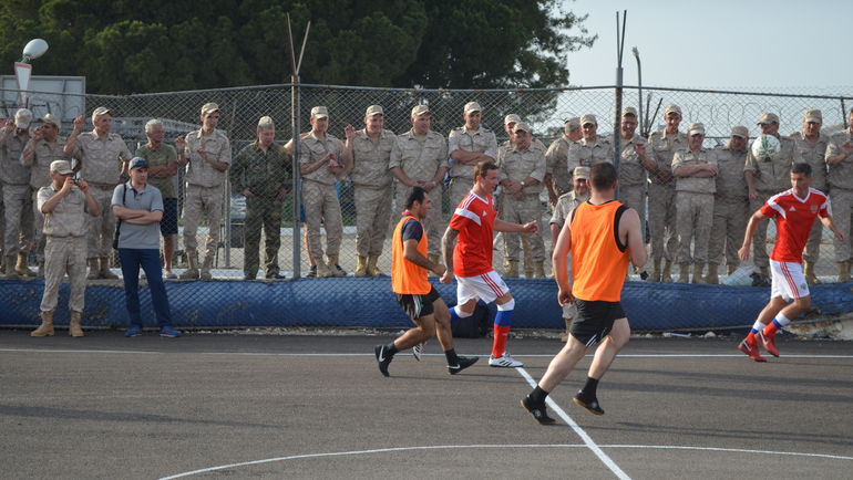 Бывшие игроки сборной сыграли в футбол с российскими военными в Сирии. Фото Фото предоставил Сергей ЮРАН Бывшие игроки сборной сыграли в футбол с российскими военными в Сирии. Фото Фото предоставил Сергей ЮРАН