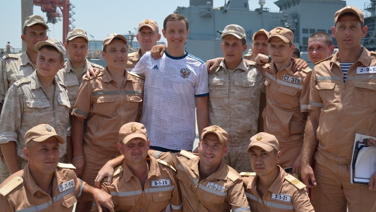 Бывшие игроки сборной сыграли в футбол с российскими военными в Сирии. Фото Фото предоставил Сергей ЮРАН Бывшие игроки сборной сыграли в футбол с российскими военными в Сирии. Фото Фото предоставил Сергей ЮРАН