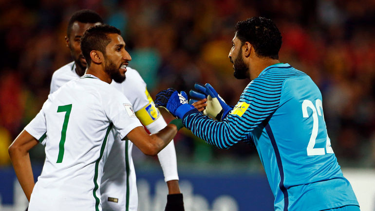 №7 - Сальман АЛЬ-ФАРАДЖ (слева) и вратарь Яссер АЛЬ-МОСАЙЛЕМ. Фото REUTERS №7 - Сальман АЛЬ-ФАРАДЖ (слева) и вратарь Яссер АЛЬ-МОСАЙЛЕМ. Фото REUTERS