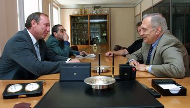 Май 2001 года. Москва. Владимир КУЧМИЙ принимает в своем кабинете главного тренера сборной России и "Спартака" Олега РОМАНЦЕВА. Второй слева - пресс-атташе Александр ЛЬВОВ, сейчас - обозреватель "СЭ".