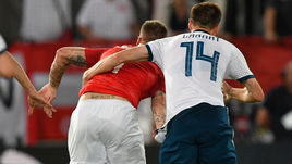 Среда. Инсбрук. Австрия - Россия - 1:0. Владимир ГРАНАТ (№14) хватает руками Марко АРНАУТОВИЧА, пытаясь сорвать его выход один на один.