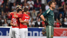 Вчера. Инсбрук. Австрия - Россия - 1:0. 28-я минута. Австрийцы празднуют гол в ворота Игоря АКИНФЕЕВА.