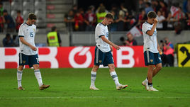 Среда. Инсбрук. Австрия - Россия - 1:0. Игроки сборной России покидают поле: за две недели до чемпионата мира-2018 нет ни игры, ни результата.