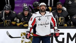 30 мая. Лас-Вегас. "Вегас" - "Вашингтон" - 2:3. Александр ОВЕЧКИН у скамейки "Голден Найтс".