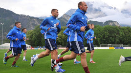 Участники чемпионата Европы-2016 в составе сборной России Игорь ДЕНИСОВ, Александр ГОЛОВИН, Василий БЕРЕЗУЦКИЙ, Денис ГЛУШАКОВ и Дмитрий КОМБАРОВ. К ЧМ-2018 готовится только один из них, еще двое значатся в резерве и двое отсутствуют в числе приглашенных по личным причинам.