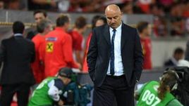 Среда. Инсбрук. Австрия - Россия - 1:0. Главный тренер сборной России Станислав ЧЕРЧЕСОВ.