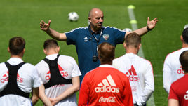 Главный тренер сборной России Станислав ЧЕРЧЕСОВ.