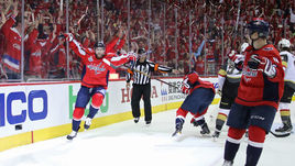 Сегодня. Вашингтон. "Вашингтон" - "Вегас" - 3:1. Евгений КУЗНЕЦОВ (слева) празднует заброшенную шайбу.