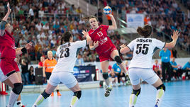 Воскресенье. Астрахань. Россия - Австрия - 26:25. Главной героиней встречи стала Анна ВЯХИРЕВА (в центре), забивая в ворота австрийской сборной 12 мячей.