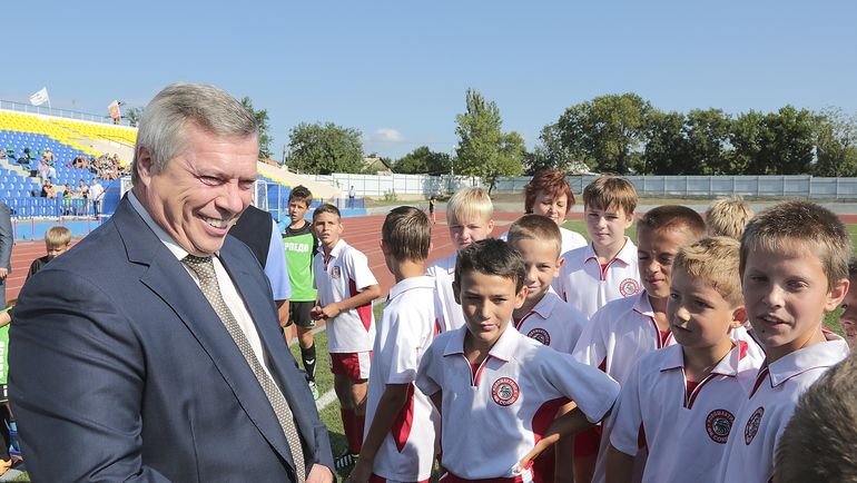 Василий ГОЛУБЕВ с детьми из Новошахтинска. Василий ГОЛУБЕВ с детьми из Новошахтинска.