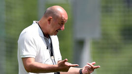 Главный тренер сборной России Станислав ЧЕРЧЕСОВ.