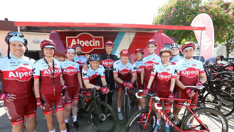 Реклама помогает развивать спорт. Реклама помогает развивать спорт.