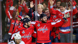 Понедельник. Вашингтон. "Вашингтон" - "Вегас" - 6:2. Том УИЛСОН (справа) и Евгений КУЗНЕЦОВ празднуют гол.