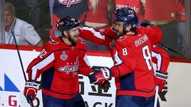 Понедельник. Вашингтон. "Вашингтон" - "Вегас" - 6:2. Александр ОВЕЧКИН (№8) и Евгений КУЗНЕЦОВ (№92) поздравляют с голом Бретта КОННОЛЛИ.