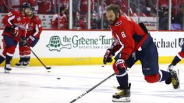 Понедельник. Вашингтон. "Вашингтон" – "Вегас" – 6:2. Александр ОВЕЧКИН (№8) и Евгений КУЗНЕЦОВ (№92).