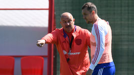 Главный тренер сборной России Станислав ЧЕРЧЕСОВ с форвардом Артемом ДЗЮБОЙ.