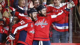 Вчера. Вашингтон. "Вашингтон" - "Вегас" - 6:2. 17-я минута. Форвард "Столичных" Том УИЛСОН (справа) празднует гол, забитый с передачи Евгения КУЗНЕЦОВА.