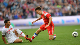 Вторник. Москва. Россия - Турция - 1:1. Александр ГОЛОВИН (№17) и Каан АЙХАН.