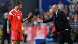 Вторник. Москва. Россия - Турция - 1:1. Станислав ЧЕРЧЕСОВ (справа) и Федор СМОЛОВ.