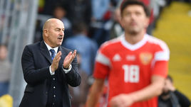 Главный тренер сборной России Станислав ЧЕРЧЕСОВ.