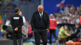 Главный тренер сборной России Станислав ЧЕРЧЕСОВ.