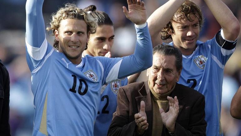 Один из самых известных форвардов в истории Уругвая Диего ФОРЛАН (№10) и Альсидес Эдгардо ГИДЖА (второй справа), которого на днях читатели официального Твиттера ЧМ-2018 выбрали лучшим игроком чемпионатов мира. Фото AFP Один из самых известных форвардов в истории Уругвая Диего ФОРЛАН (№10) и Альсидес Эдгардо ГИДЖА (второй справа), которого на днях читатели официального Твиттера ЧМ-2018 выбрали лучшим игроком чемпионатов мира. Фото AFP