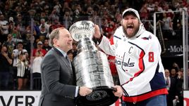 Сегодня. Лас-Вегас. "Вегас" – "Вашингтон" – 3:4. Александр ОВЕЧКИН с Кубком Стэнли.