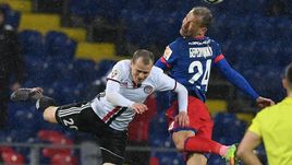 Павел КОМОЛОВ (слева, против армейца Василия БЕРЕЗУЦКОГО).