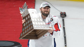 Сегодня. Лас-Вегас. Обладатель Кубка Стэнли-2018 Александр ОВЕЧКИН с призом самому ценному игроку плей-офф НХЛ.