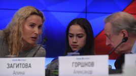 Александр ГОРШКОВ с тренером Этери ТУТБЕРИДЗЕ и ее воспитанницей, олимпийской чемпионкой Пхенчхана Алиной ЗАГИТОВОЙ.