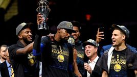 Игроки "Голден Стэйт" на церемонии награждения.