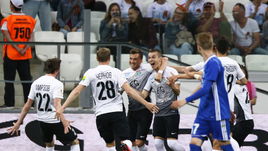 Игроки "Тосно" после гола в ворота "Авангарда" в финале Кубка России-2017/18.