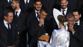 КРИШТИАНУ РОНАЛДУ в Кратове угостили караваем.