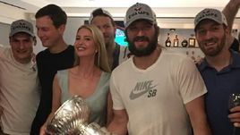 Александр ОВЕЧКИН с Кубком Стэнли. Слева от него - Иванка ТРАМП.