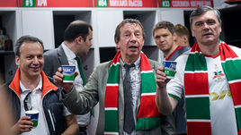 5 мая. Москва. Анатолий МЕЩЕРЯКОВ (справа) и Юрий СЕМИ (в центре, с Аркадием ДВОРКОВИЧЕМ) в чемпионской раздевалке "Локомотива" после победы над "Зенитом".